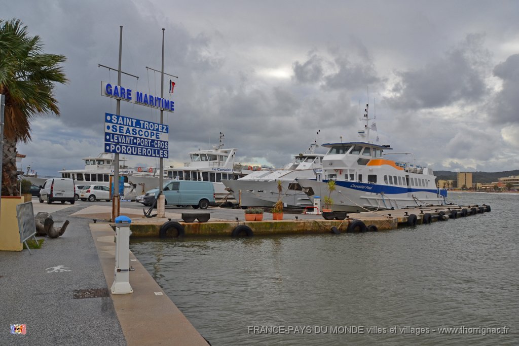 Bormes les mimosas 6.JPG - Les navettes pour les ïles.  Le 05 décembre 2014 sous la pluie.